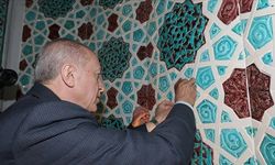 Cumhurbaşkanı Erdoğan, Barbaros Hayrettin Paşa Camisi'nin mihrabına son çiniyi yerleştirdi