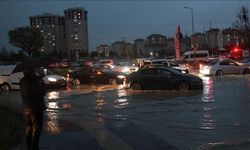 Ankara'da gök gürültülü sağanak etkili oluyor