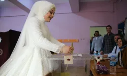 Samsun'da sandığa gelinliğiyle gelen seçmen oy kullandı