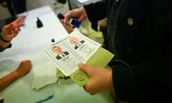 Yurt dışında ve gümrüklerde, sadece yurt dışı seçmen kütüğünde kayıtlı olanlar oy kullanabiliyor
