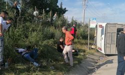 D-100'de işçileri taşıyan midibüs tıra çarptı: 13 yaralı