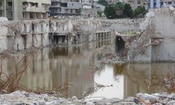 Yüzlerce kişiye mezar olan Rönesans Rezidans'ın enkazı suyla doldu