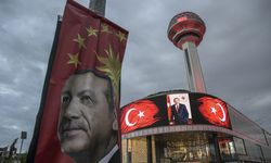 Cumhurbaşkanı Erdoğan'ın yeniden göreve başlaması nedeniyle Türk bayrağı renkleriyle ışıklandırıldı