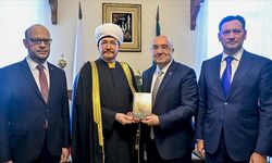 Cumhurbaşkanı Erdoğan’ın kitabı Rusya Müslümanları Dini İdaresi Başkanı’na verildi