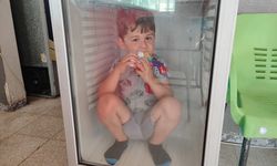 Sıcaktan bunalan çocuk buzdolabında serinledi