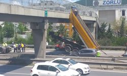 Sultanbeyli'de kamyonun damperinin üst geçide çarpması sonucu trafik yoğunluğu oluştu