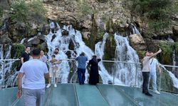 Serinlemek isteyenler Tomara Şelalesi'ni ziyaret ediyor
