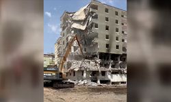 Diyarbakır'da depremde ağır hasar gören 8 katlı bina yıkım esnasında çöktü