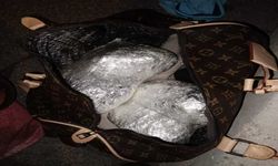 Adana'da otomobilde 1 kilo 950 gram uyuşturucu ele geçirildi