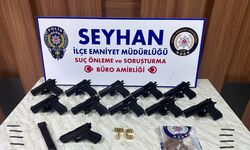 Adana'da bir evde ruhsatsız 11 tabanca ve 74 gram uyuşturucu ele geçirildi