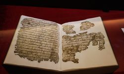 Mısır'da 1400 yıllık el yazması Kur'an-ı Kerim sergileniyor