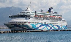 "Crown Iris" kruvaziyeri 1681 turistle Alanya'ya geldi