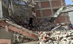 Malatya'da enkazda sıkışan kedi yavrusunu itfaiye kurtardı