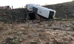 Yolcu otobüsü şarampole devrildi: 3 ölü, 22 yaralı
