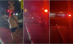 Aydın'da bir gencin rayların üzerine düşen bariyeri trenin önünden çektiği anlar kamerada