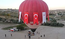 Cumhuriyet'in 100. yılında Kapadokya semaları Türk bayraklarıyla renklendi
