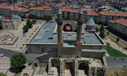 Sivas'ta açık hava müzesini andıran kent meydanı FPV dron ile görüntülendi