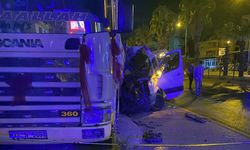 Antalya'da kamyona çarpan tur minibüsündeki 1 turist hayatını kaybetti, 11 kişi yaralandı