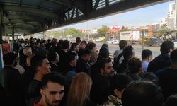 İstanbul'da bazı metrobüs duraklarında yoğunluk yaşandı