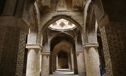 İsfahan'da Selçuklu Devleti döneminde inşa edilen cami farklı mimarisiyle tarihe tanıklık ediyor