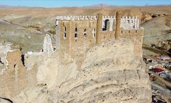 Dünyadaki şato planlı sayılı kalelerden olan Hoşap Kalesi, eski ihtişamına kavuşturuluyor