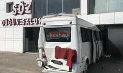 Mersin'de iş yerine giren minibüsteki 2 kişi yaralandı