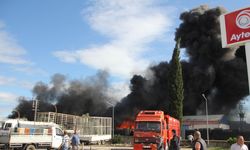 Antalya'da plastik ambalaj fabrikasında çıkan yangın hasara neden oldu