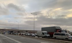 Konya'da tıra arkadan çarpan minibüsteki 2 kişi yaralandı