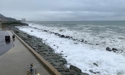 Rize’de fırtına nedeniyle oluşan dev dalgalar Karadeniz Sahil Yolu'na ulaştı