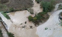 Çanakkale'de şiddetli yağışta debisi artan iki dere taştı, yollar su altında kaldı