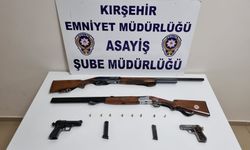 Kırşehir'de kendini silahla yaralayan şüphelinin evinde ruhsatsız tabanca ve tüfek bulundu