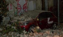 Beyoğlu'nda metruk binadan beton parçaları düştü: 3 otomobil hasar gördü