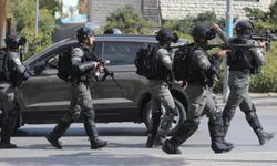 İsrail polisi TRT Arabi kameramanını canlı yayında gözaltına aldı
