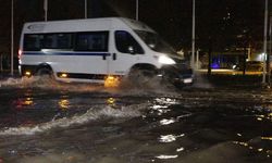 Bursa'da sağanak; cadde ve sokaklar suyla doldu