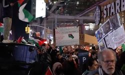 ABD'de Starbucks önünde toplanan grup İsrail'in Gazze'ye saldırılarını protesto etti