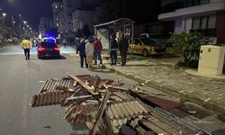 Rize'de Etkili Olan Şiddetli Rüzgar'da 8 Evin Çatısı Uçtu