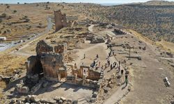 Diyarbakır'daki Zerzevan Kalesi'nde 1900 yıllık Mithras Tapınağı'nın anıtsal kapısına ulaşıldı