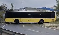 İstanbul'da virajı alamayan İETT otobüsü bariyerlere çarpıp yolu kapattı