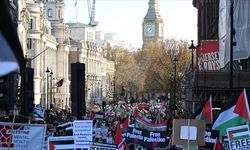 İngiltere'de on binlerce kişi Filistin'i desteklemek için 7. kez sokaklara çıktı
