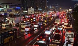 İstanbul'da sağanağın da etkisiyle trafik yoğunluğu yüzde 90'a çıktı