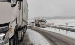 Ardahan’da yollar kapandı, tırlar mahsur kaldı