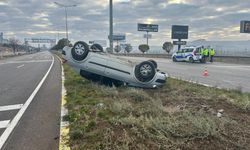 Sivas'ta devrilen otomobildeki 2 kişi yaralandı