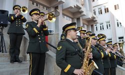 Adana'da askeri bando özel gereksinimli bireylere konser verdi