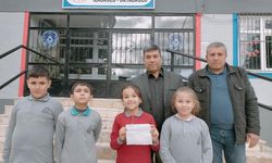 Manisa'da ilkokul öğrencileri harçlıklarını Filistin'e gönderdi