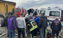 Elazığ'da 2 kamyonun çarpıştığı kazada sürücüler ağır yaralandı