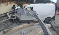 Maltepe'de bariyerlere çarpan hafif ticari araçtaki 2 kişi yaralandı