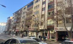 Malatya'da yıkılma tehlikesi bulunan bina nedeniyle cadde trafiğe kapatıldı