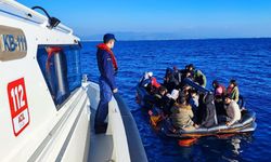Ayvalık açıklarında 60 düzensiz göçmen kurtarıldı
