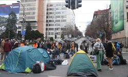 Sırbistan'da öğrenciler başkent Belgrad'da 24 saatlik yol kapatma eylemi başlattı