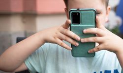 İspanya'da 16 yaş altına cep telefonu kullanımına yasak getirilmesi tartışılıyor